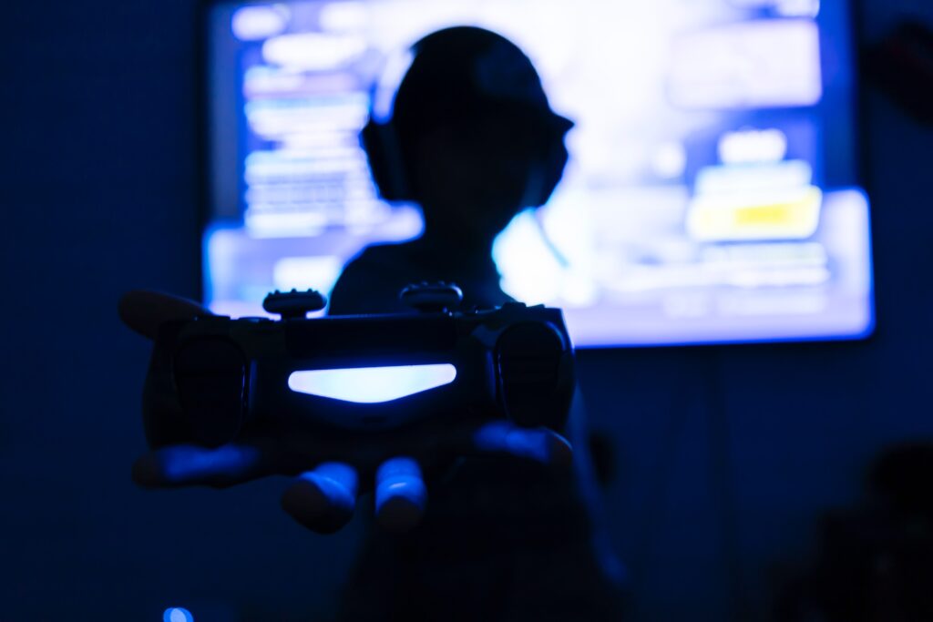 what are the risks of online gaming	